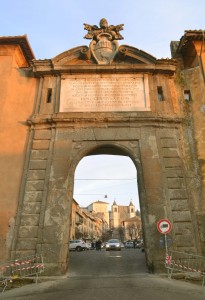 La porta prima del restauro