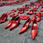 IN PIAZZA  – Anche a Fabrica scarpe rosse contro il femminicidio