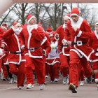 IN PIAZZA  – Oltre cento persone per la corsa dei Babbo Natale