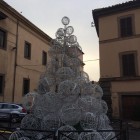 IN PIAZZA – Si accende l’Albero della Solidarietà a piazza Fontana Grande