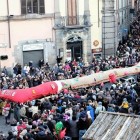 IN PIAZZA – A Viterbo sfila la Calza della Befana più lunga del mondo